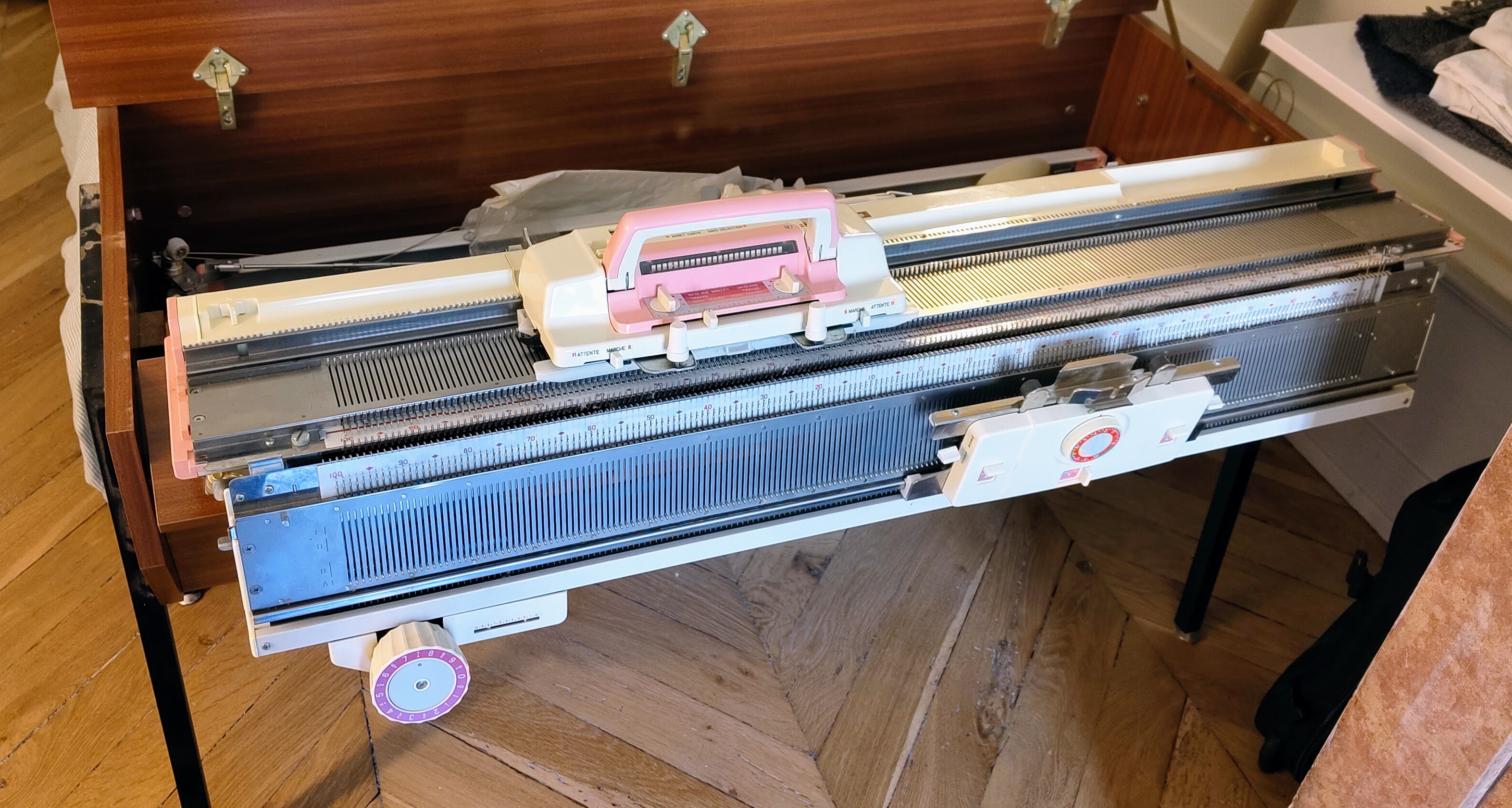 Photo de ma Erka 25, avec sa double fonture, dans son meuble en bois